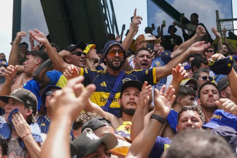 aficionados celebrando partido boca juniors