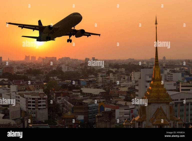 avion volando sobre ciudad y aeropuerto