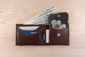 billetera abierta con billetes y monedas