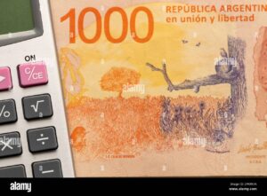 billetes argentinos apilados con calculadora financiera