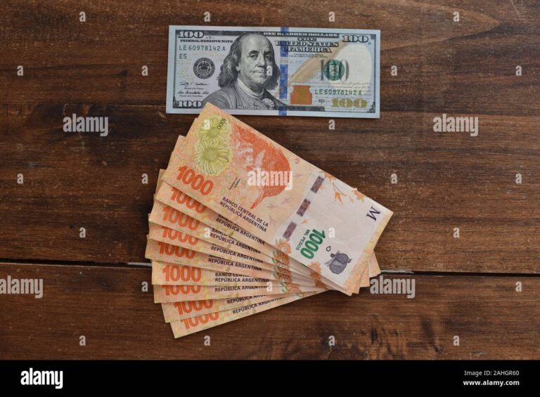 billetes de dolares y pesos argentinos juntos