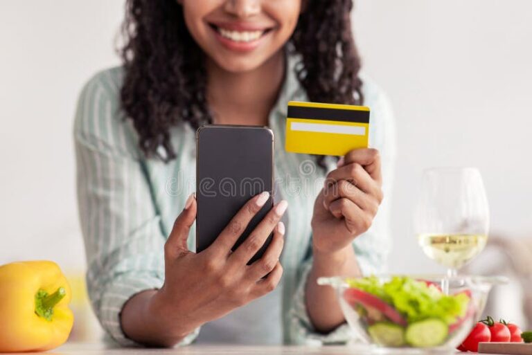 Qué banco ofrece más beneficios y ventajas para sus clientes 2 clientes felices en banco moderno y luminoso