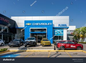 concesionario chevrolet fachada moderna automovil estacionado