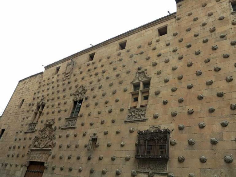 fachada historica casa de las cajas pergamino