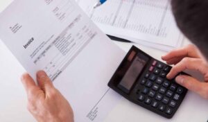 factura b en mano con calculadora simple