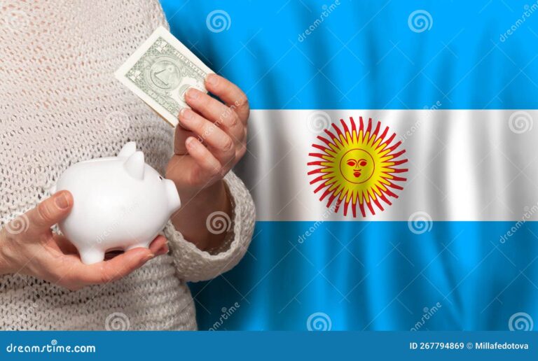 Cuánto cobra un jubilado que recibe la mínima en Argentina 2 jubilado argentino contando billetes en casa