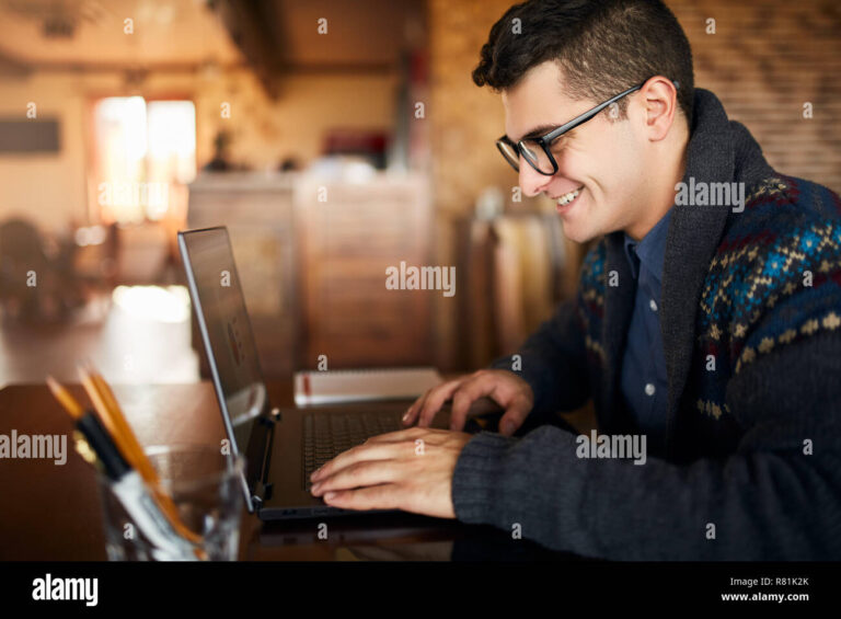 persona actualizando perfil profesional en laptop