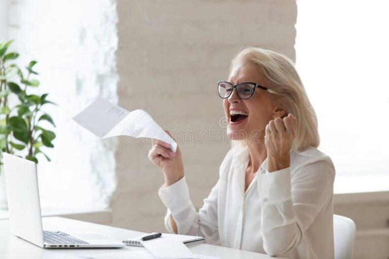 persona mayor feliz con documentos oficiales