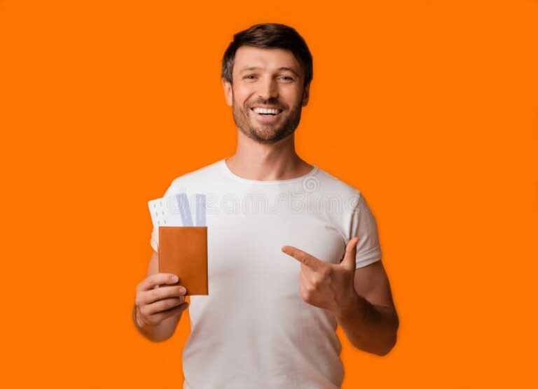 persona sosteniendo tarjeta de puntos y pasaporte