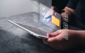 persona subiendo documento en computadora portatil