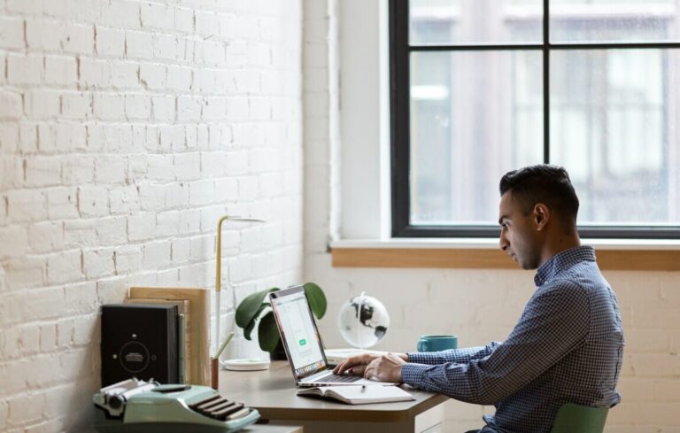 Cómo Crear Una App Para Ganar Dinero Desde Casa Fácilmente 2 persona trabajando en laptop desde casa