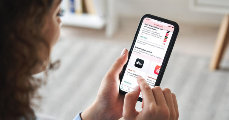 persona usando aplicacion movil con puntos y beneficios