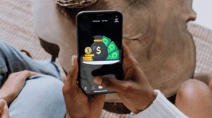 persona usando aplicacion movil para prestamo rapido