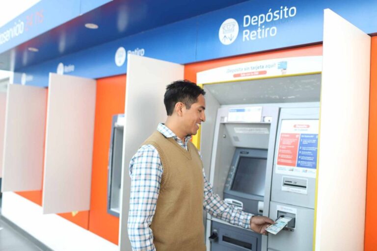 persona usando cajero automatico banco nacion