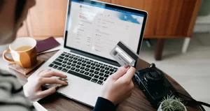 persona usando laptop para home banking