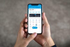 persona usando smartphone con app mercado pago abierta