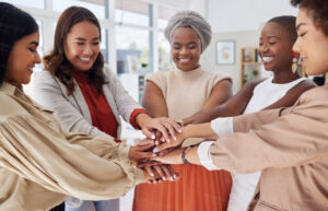 personas felices unidas en reunion comunitaria