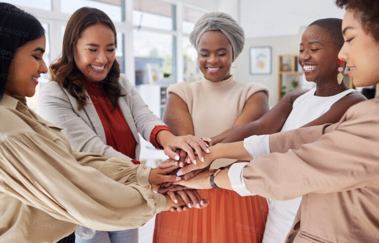 personas felices unidas en reunion comunitaria