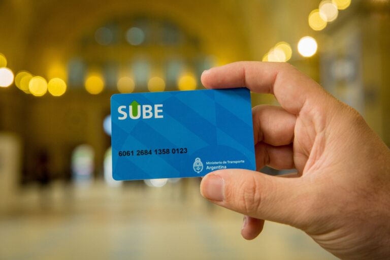 Cuánto Cuesta Sacar y Recargar Una Tarjeta SUBE en Argentina 11 tarjeta sube con billetes argentinos