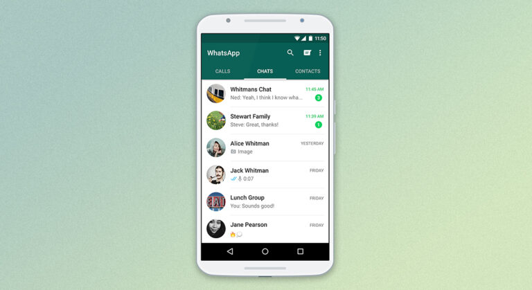 telefono con pantalla de chat de whatsapp